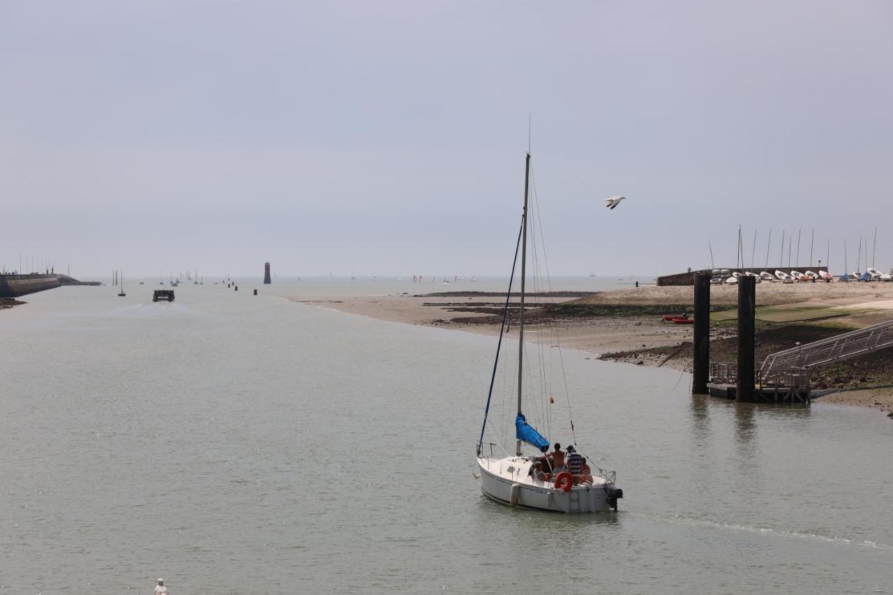 Un Hotel Sur Le Port La Rochelle  Bagian luar foto
